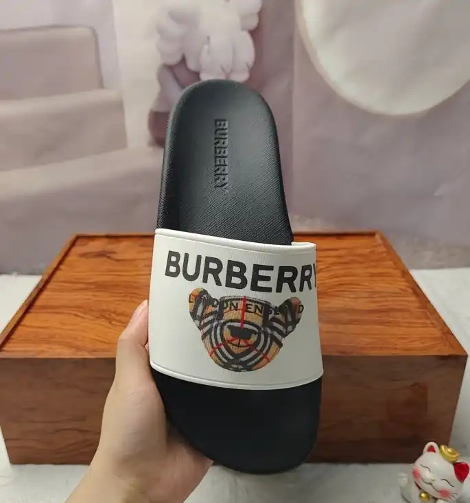 hype Burberry Slippers