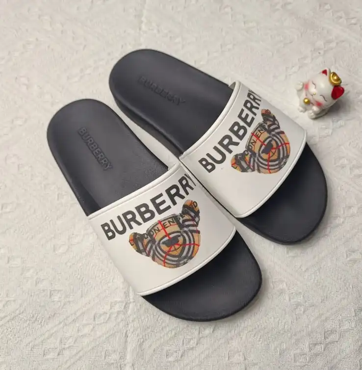 hype Burberry Slippers