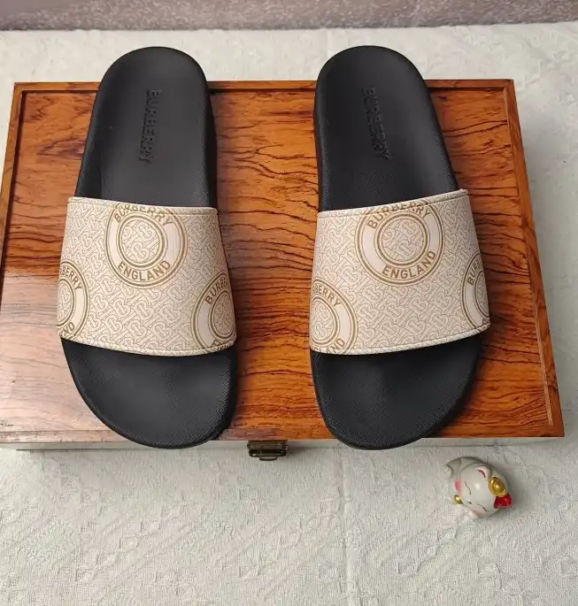 hype Burberry Slippers