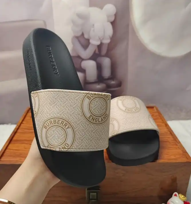 hype Burberry Slippers