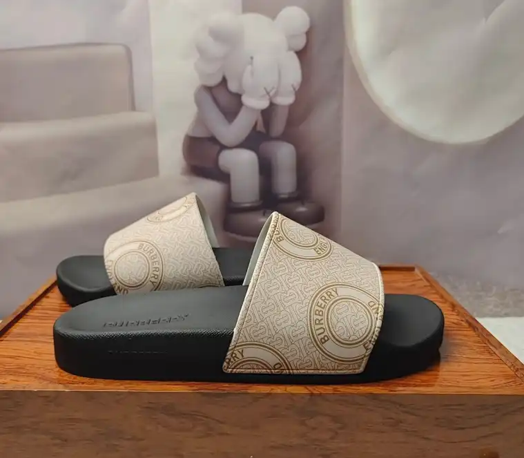 hype Burberry Slippers