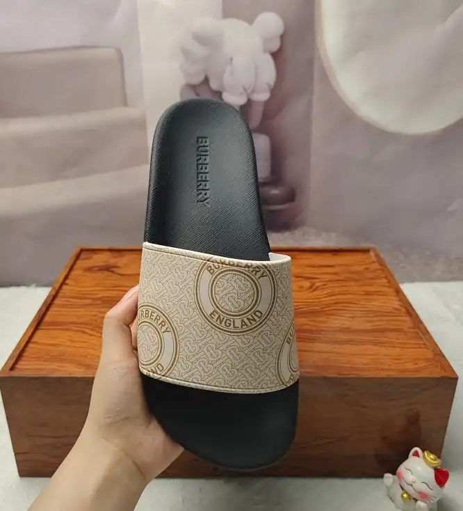 hype Burberry Slippers