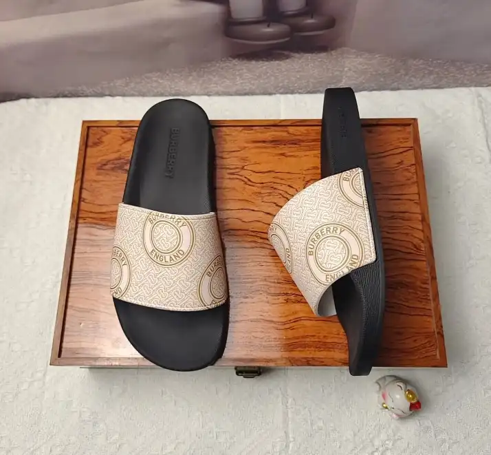 hype Burberry Slippers