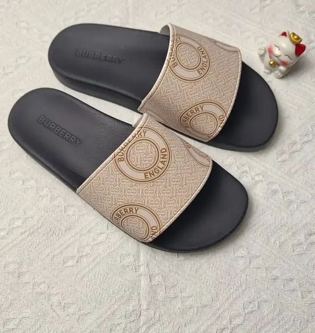 hype Burberry Slippers