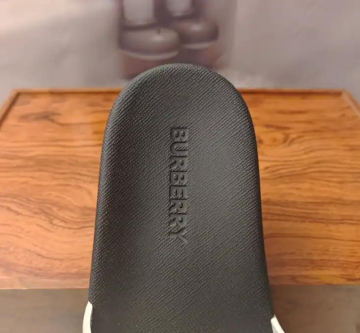 hype Burberry Slippers