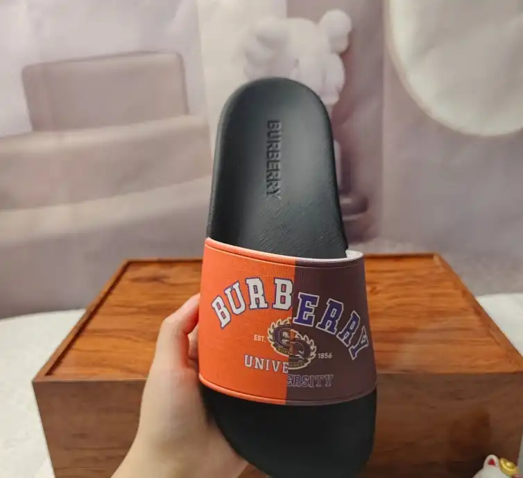 hype Burberry Slippers