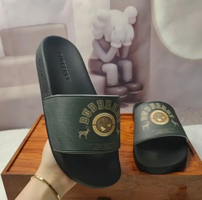 hype Burberry Slippers