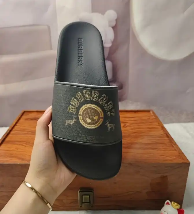 hype Burberry Slippers