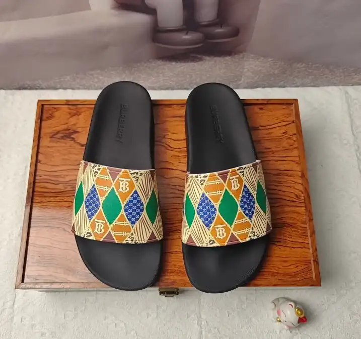 hype Burberry Slippers