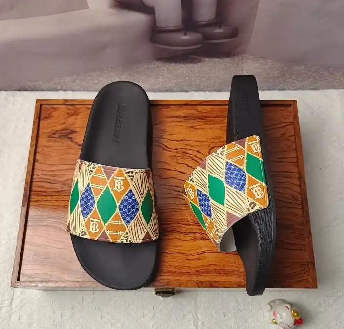 hype Burberry Slippers