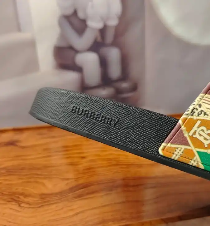 hype Burberry Slippers