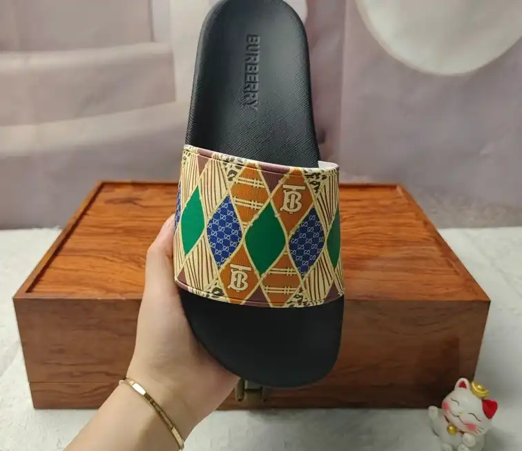 hype Burberry Slippers