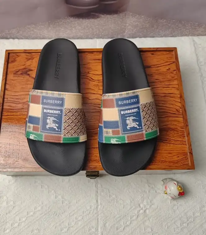 hype Burberry Slippers