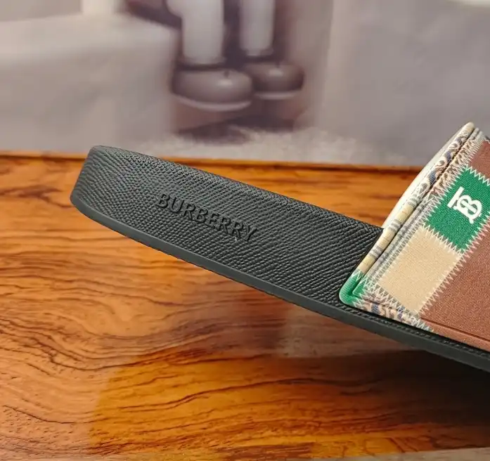 hype Burberry Slippers