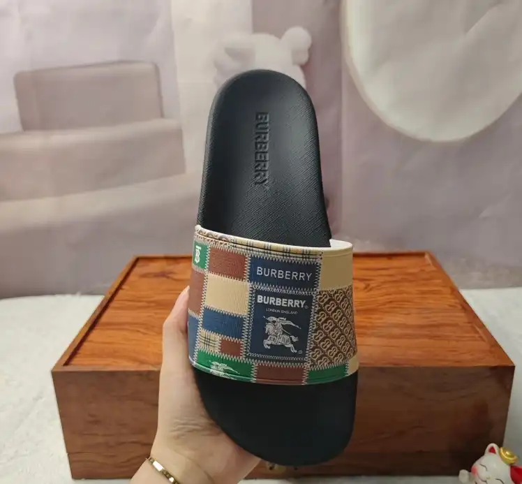 hype Burberry Slippers