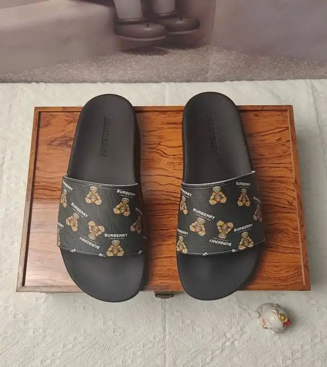 hype Burberry Slippers