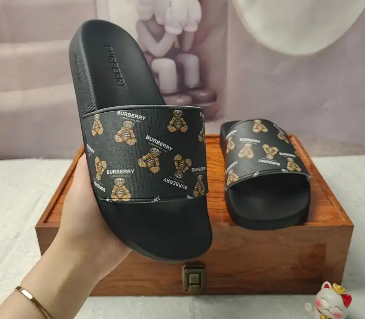 hype Burberry Slippers