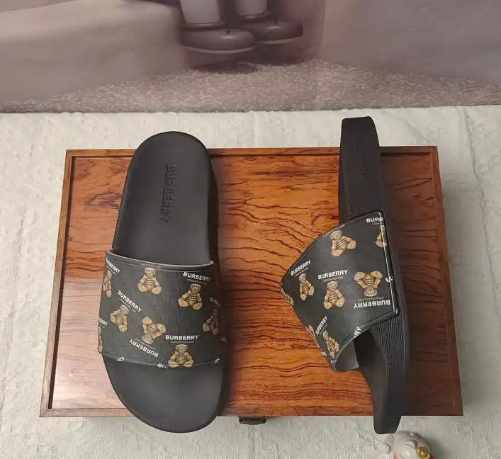 hype Burberry Slippers