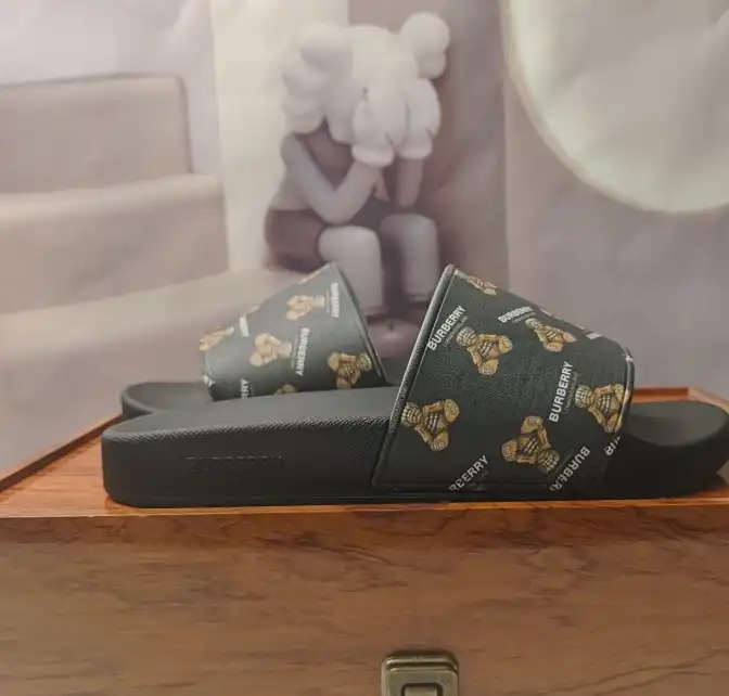 hype Burberry Slippers