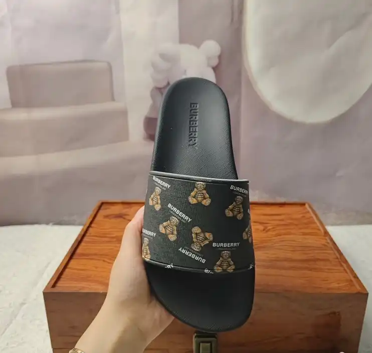 hype Burberry Slippers