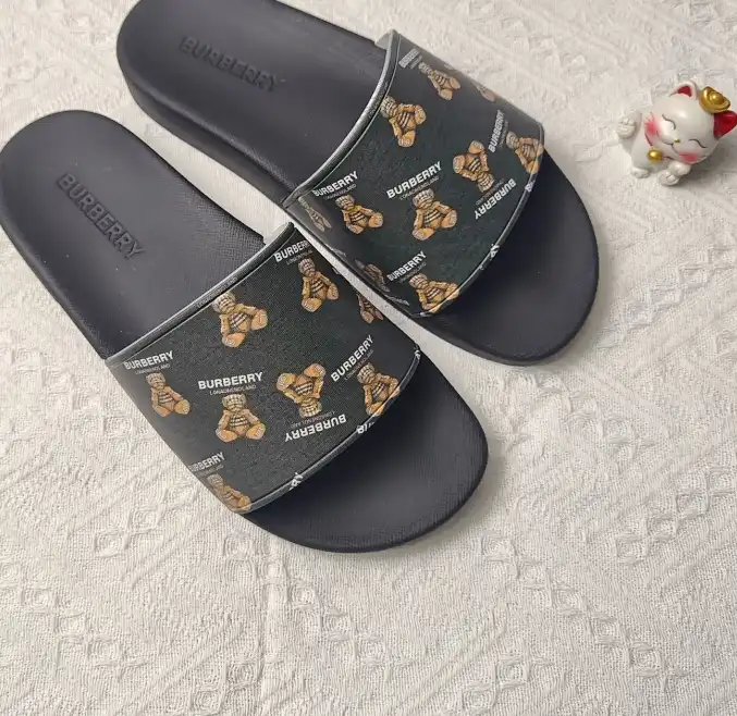 hype Burberry Slippers