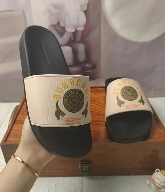 hype Burberry Slippers