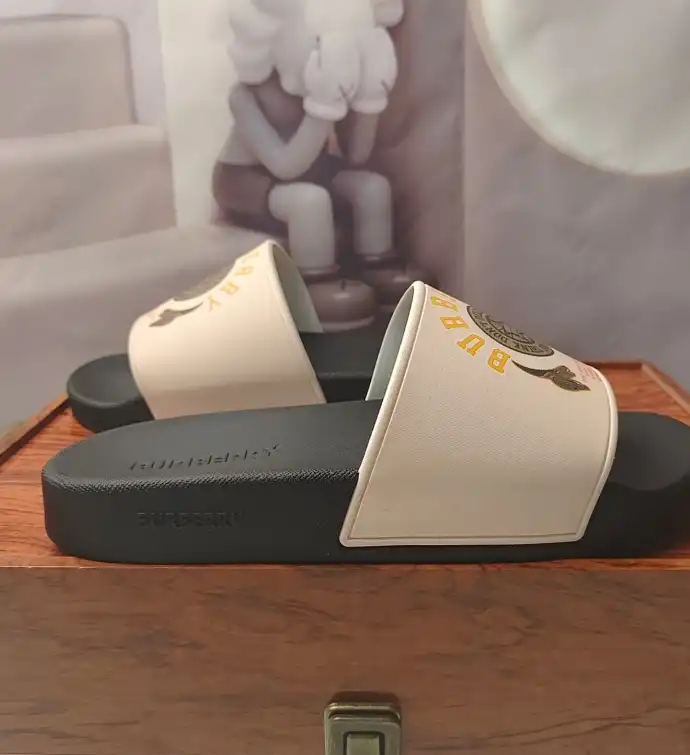 hype Burberry Slippers