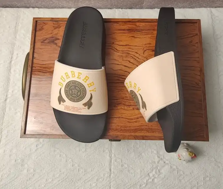 hype Burberry Slippers