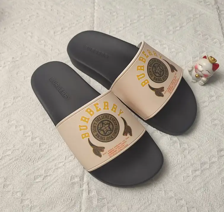 hype Burberry Slippers