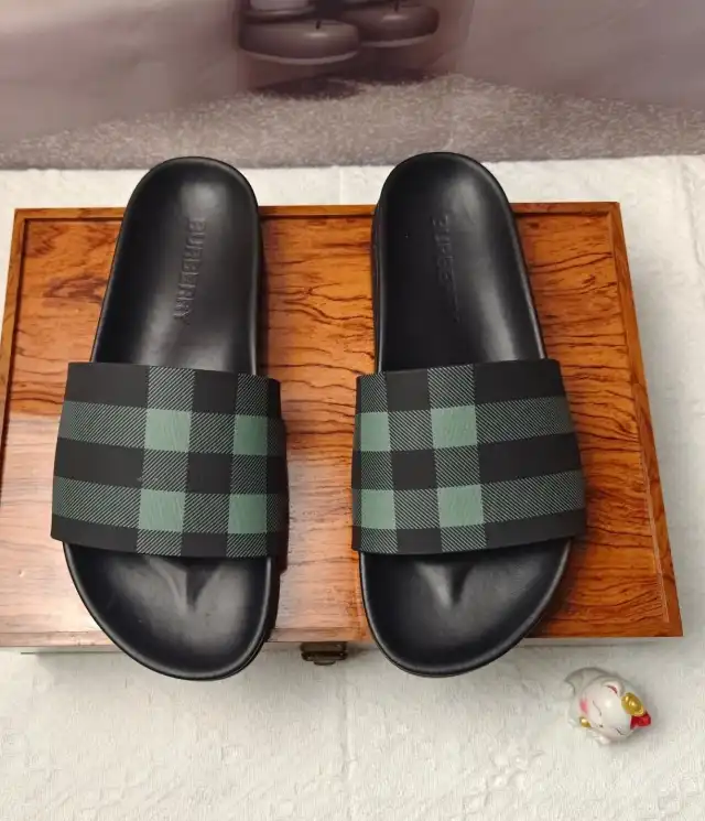 hype Burberry Slippers