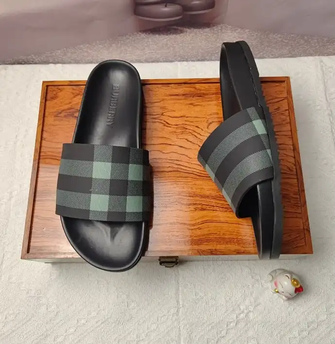 hype Burberry Slippers