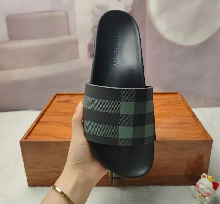 hype Burberry Slippers