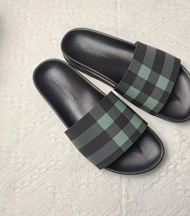 hype Burberry Slippers