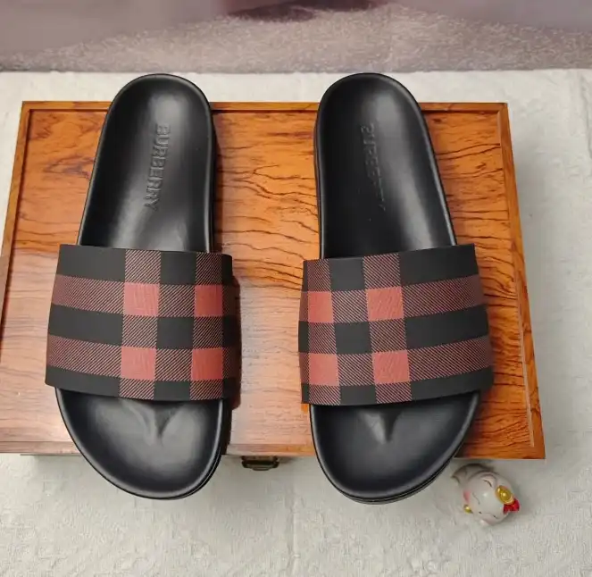 hype Burberry Slippers