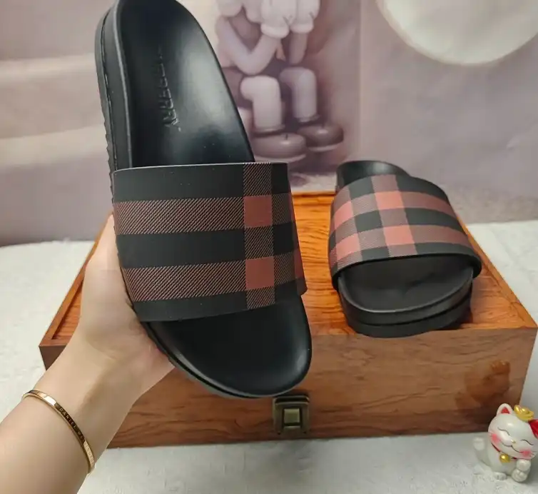 hype Burberry Slippers