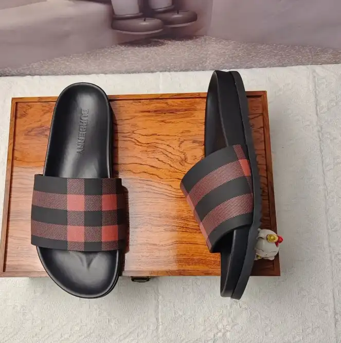 hype Burberry Slippers