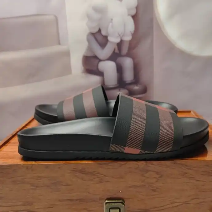 hype Burberry Slippers