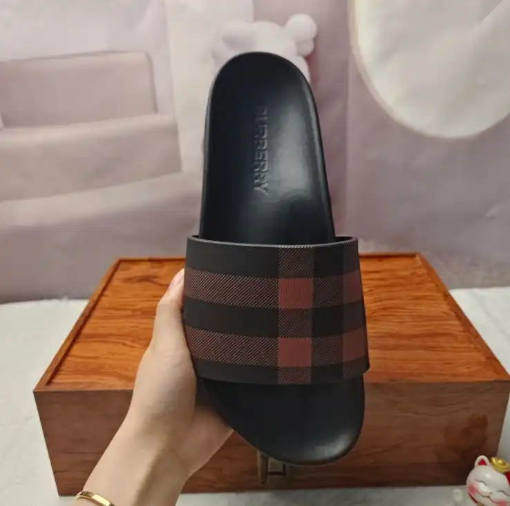 hype Burberry Slippers