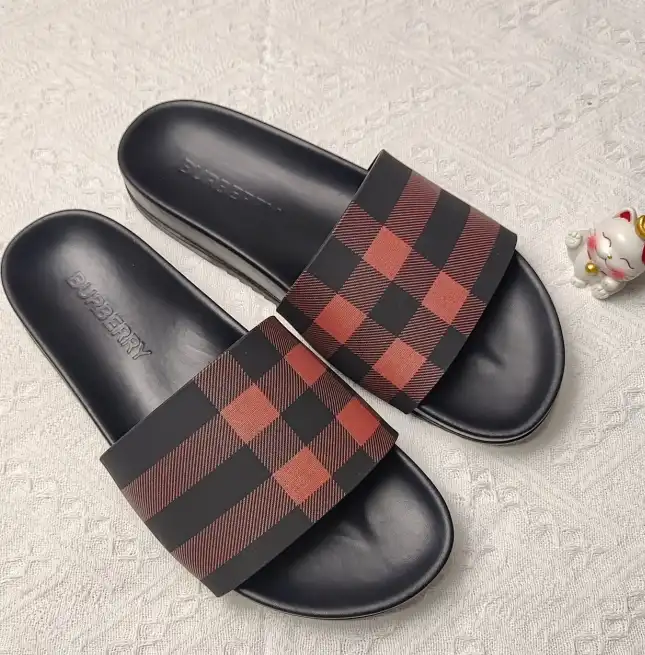 hype Burberry Slippers