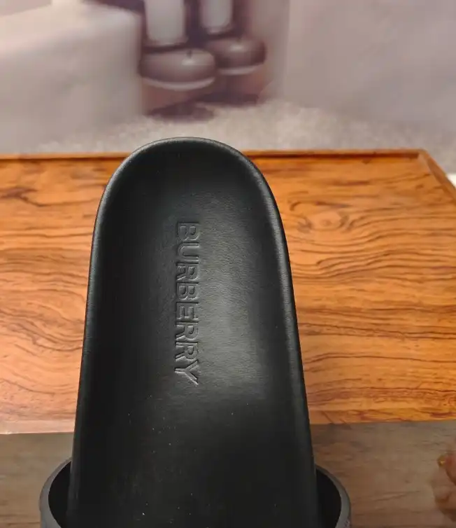 hype Burberry Slippers