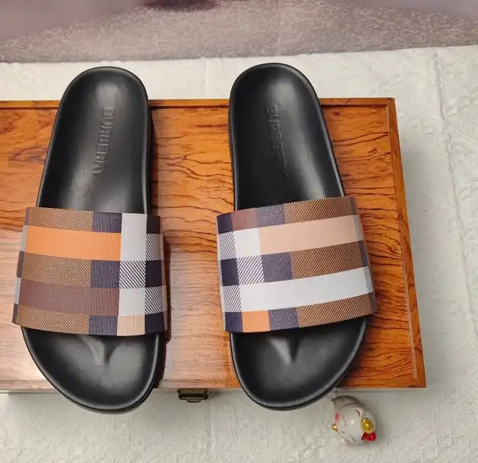 hype Burberry Slippers