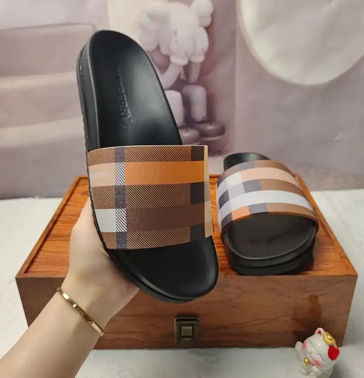 hype Burberry Slippers