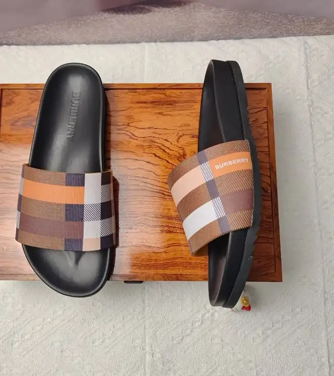 hype Burberry Slippers