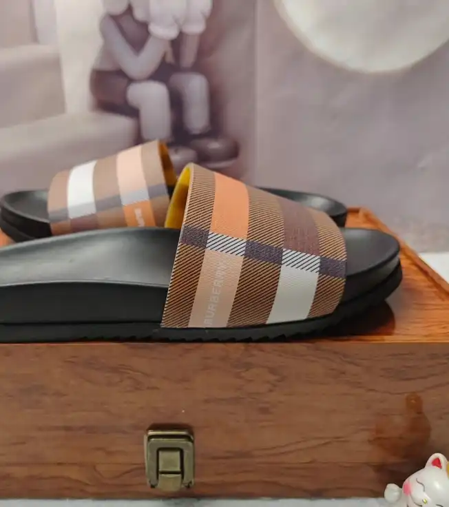 hype Burberry Slippers