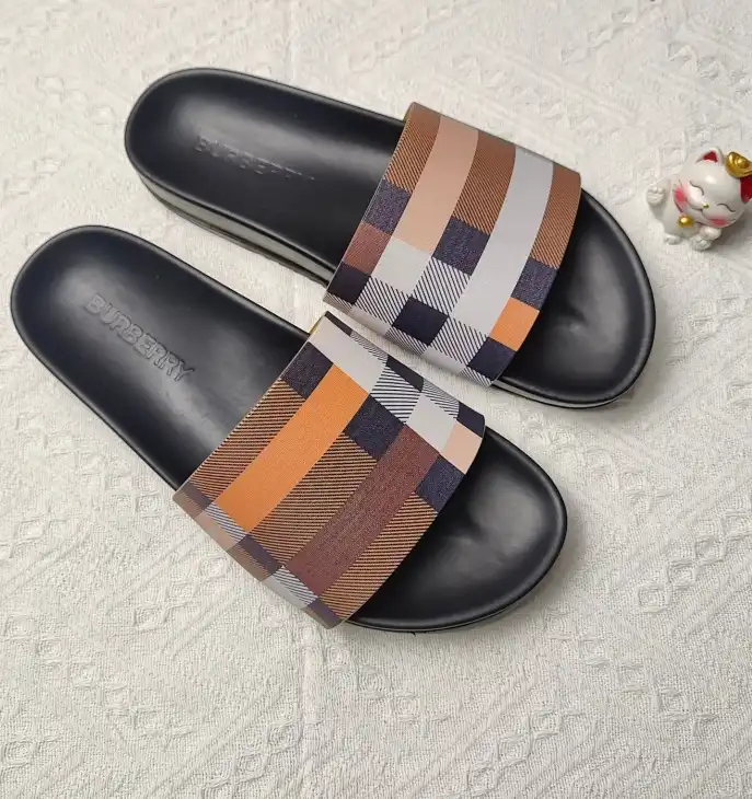 hype Burberry Slippers