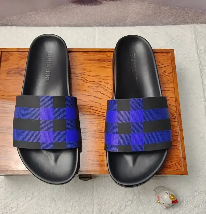 hype Burberry Slippers