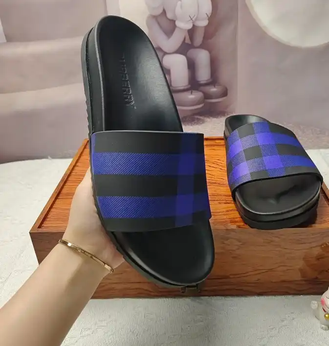 hype Burberry Slippers