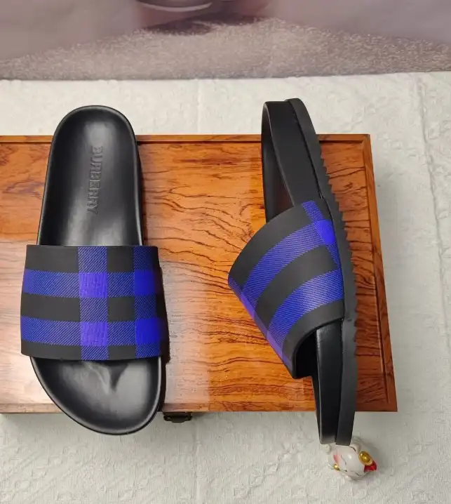 hype Burberry Slippers