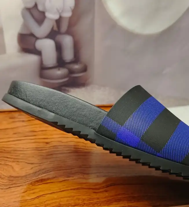 hype Burberry Slippers