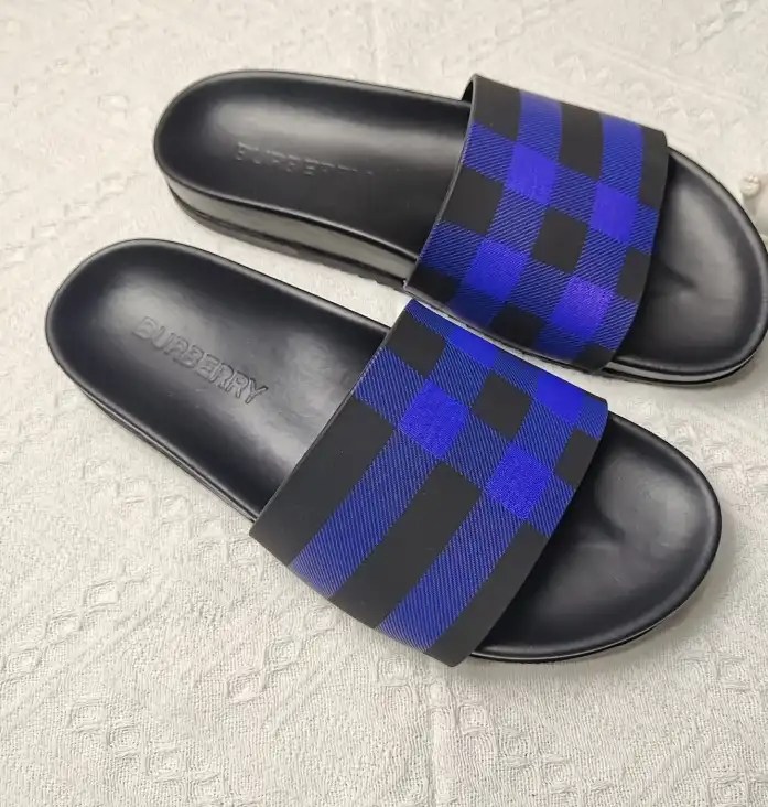 hype Burberry Slippers